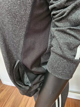 Conjunto deportivo gris con rayas blancas