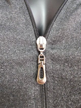 Conjunto deportivo gris con rayas blancas