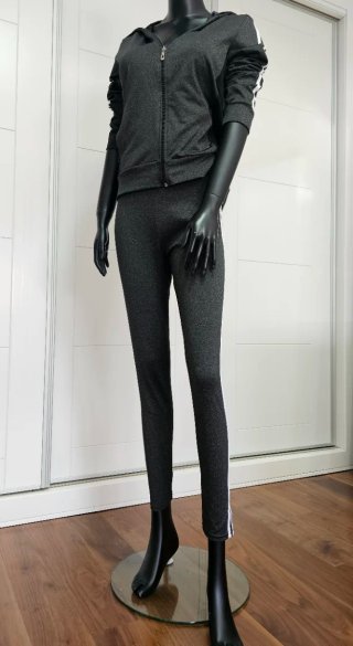 Conjunto deportivo gris con rayas blancas