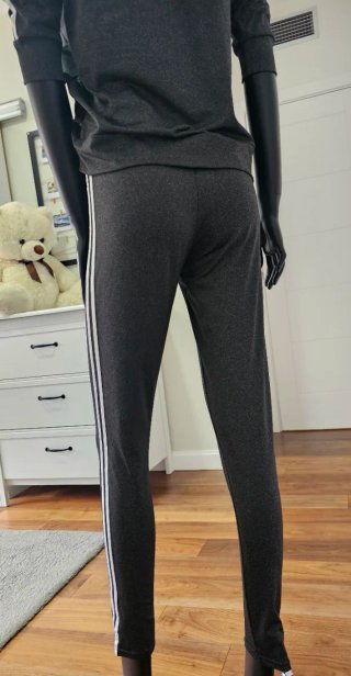Conjunto deportivo gris con rayas blancas