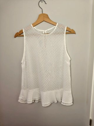 Blusa de tirantes blanca con volantes