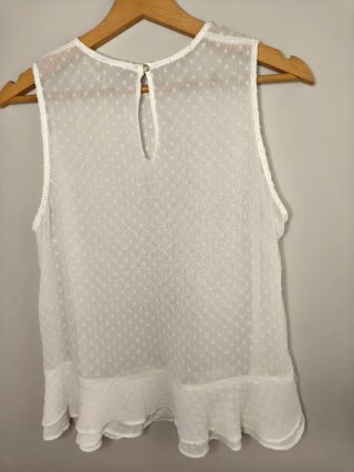 Blusa de tirantes blanca con volantes