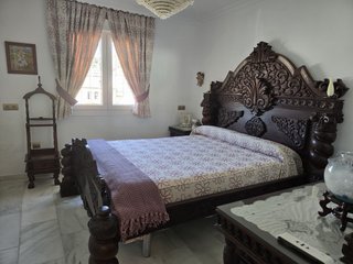 Mueble Antiguo con Espejo y Adornos