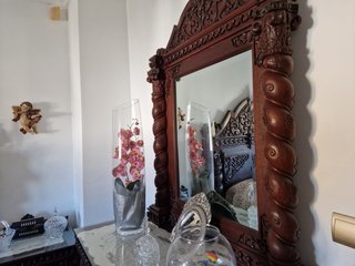 Mueble Antiguo con Espejo y Adornos