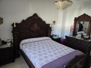 Mueble Antiguo con Espejo y Adornos