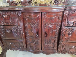 Mueble Antiguo con Espejo y Adornos