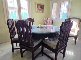 Mueble Antiguo con Espejo y Adornos