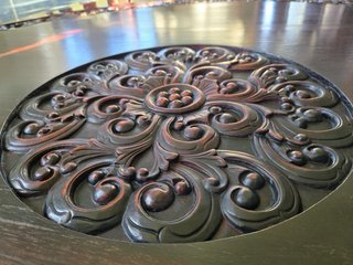 Mueble Antiguo con Espejo y Adornos