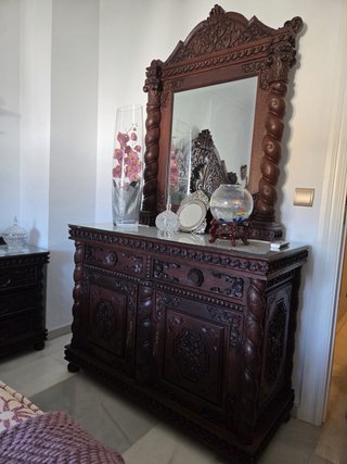 Mueble Antiguo con Espejo y Adornos