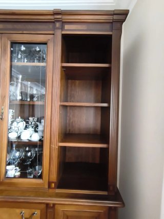 Mueble de salón de madera con vitrina