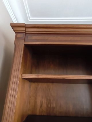 Mueble de salón de madera con vitrina