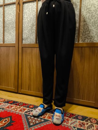 Pantalones negros y zapatillas gatito