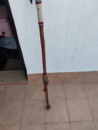 Hacha artesanal con mandíbula de animal