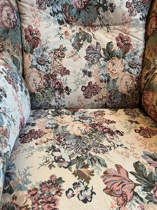 Sofá de tela floral beige