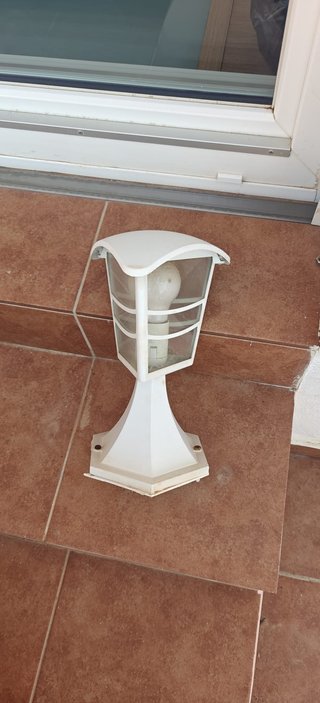 Farol de pie blanco y transparente