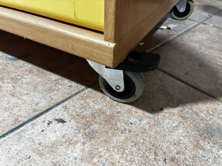 Cómoda de madera con ruedas
