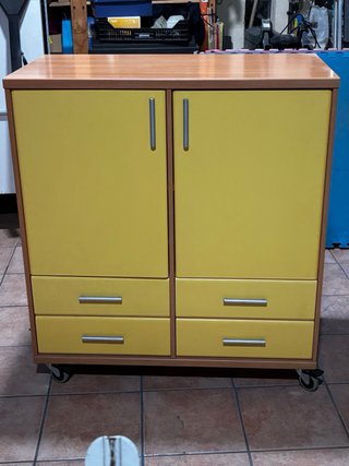 Cómoda de madera con ruedas