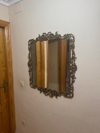 Espejo antiguo dorado con marco ornamental