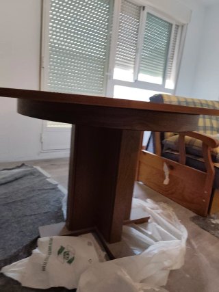 Mesa redonda con cristal y mantel