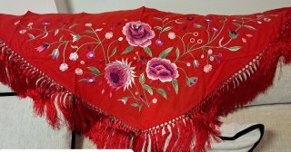 Manton rojo bordado flores fleco corto