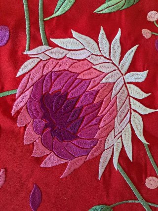 Manton rojo bordado flores fleco corto