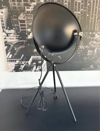 Lámpara de mesa trípode negra y dorada