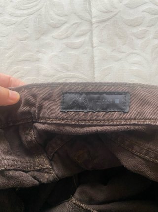 Pantalón ancho marrón con cinturón