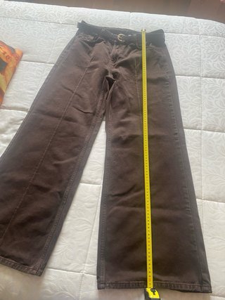 Pantalón ancho marrón con cinturón