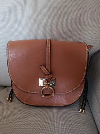 Bolso marrón con detalle metálico