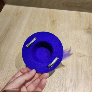 Tocado sombrero morado con plumas