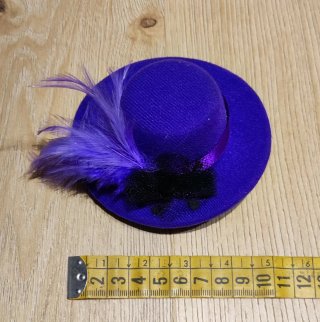 Tocado sombrero morado con plumas