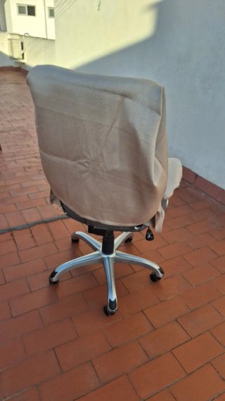 Silla de escritorio ergonómica beige y gris