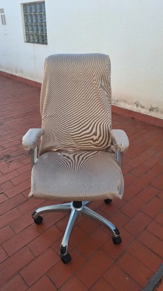 Silla de escritorio ergonómica beige y gris