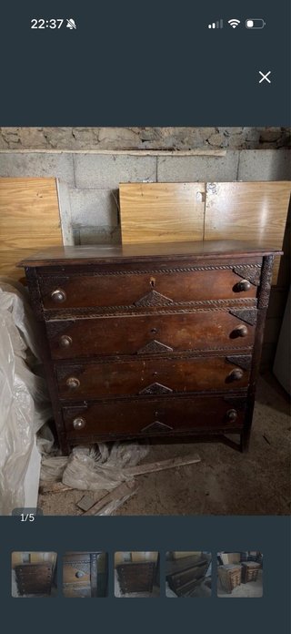 Cómoda de madera antigua