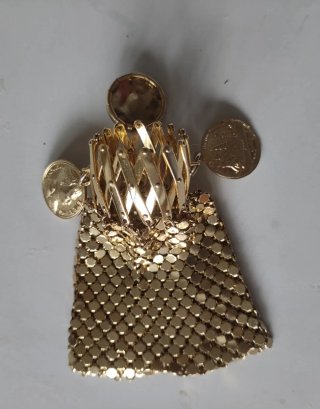 Monedero, medalla y pulsera de monedas