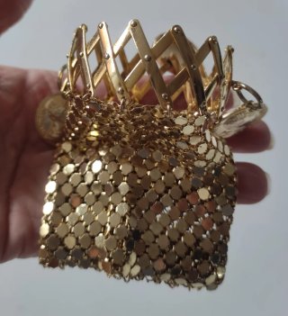 Monedero, medalla y pulsera de monedas