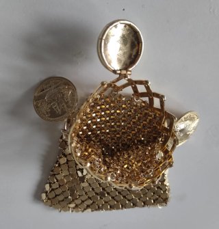 Monedero, medalla y pulsera de monedas