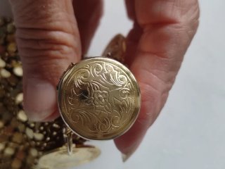 Monedero, medalla y pulsera de monedas