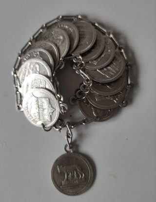 Monedero, medalla y pulsera de monedas