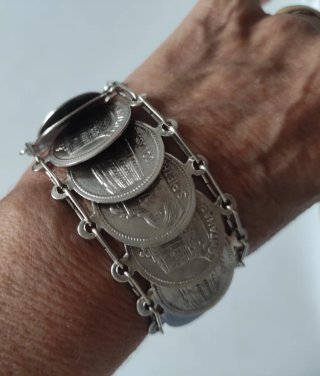 Monedero, medalla y pulsera de monedas