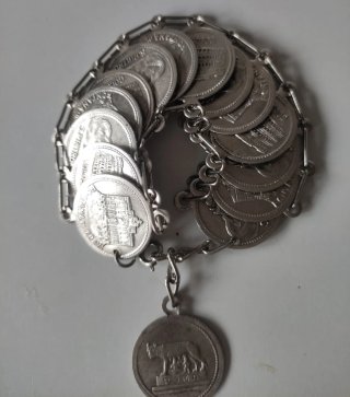 Monedero, medalla y pulsera de monedas
