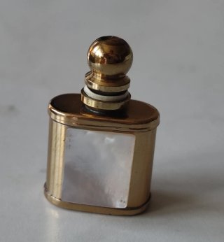 Monedero, medalla y pulsera de monedas