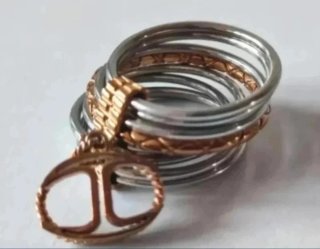Monedero, medalla y pulsera de monedas