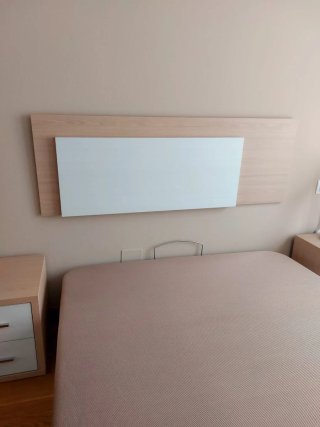 Cabecero de madera beige y blanco