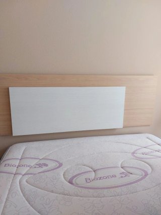 Cabecero de madera beige y blanco