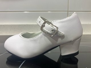 Zapatos de tacón blancos para niña nuevos