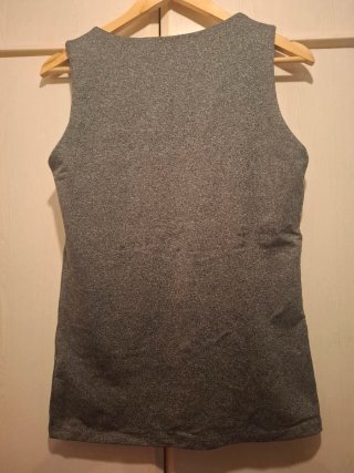 Blusa gris sin mangas de Zara