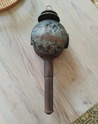 Farol antiguo de carruaje o señalización antiguo