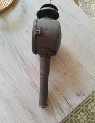 Farol antiguo de carruaje o señalización antiguo