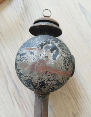 Farol antiguo de carruaje o señalización antiguo
